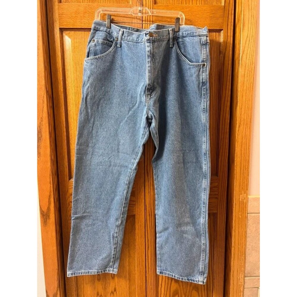 Wrangler men’s regular fit jeans medium wash 40x30